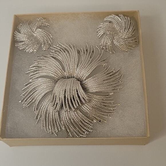 Vintage Classic Floral Grannycore Silver Tone Brooch and Clip-on Earring Set - Picture 1 of 5